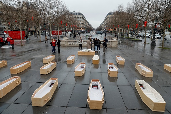 Des cercueils en plein Paris pour alerter sur le sort des journalistes ukrainiens