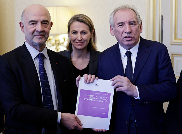 Le premier président de la Cour des comptes, Pierre Moscovici (à g.), aux côtés de la ministre du Travail et de l'Emploi Astrid Panosyan-Bouvet, présente les résultats du rapport sur les retraites au Premier ministre François Bayrou à l'hôtel Matigon à Paris, le 20 février 2025. (Photo STEPHANE DE SAKUTIN/POOL/AFP via Getty Images)