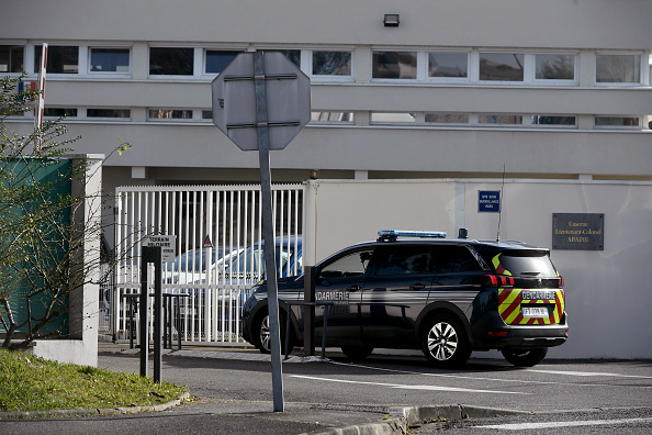 Un véhicule de police entre dans le commissariat de Pau, le 20 février 2025. (Photo GAIZKA IROZ/AFP via Getty Images)