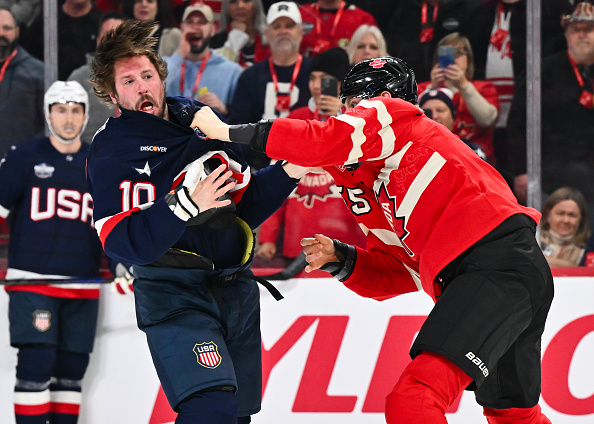 J.T. Miller #10 de l'équipe américaine et Colton Parayko #55 de l'équipe canadienne se battent pendant la première période de la confrontation des 4 nations de la LNH 2025 au Centre Bell le 15 février 2025 à Montréal, Québec, Canada. (Photo Minas Panagiotakis/Getty Images)