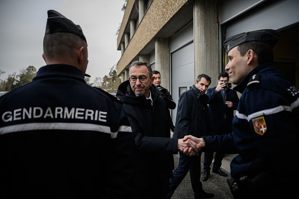 « S’il ne s’était pas protégé, il serait mort » : Bruno Retailleau réagit à la fusillade ayant visé des gendarmes dans la Drôme