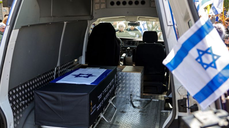 Le corps d'Oded Lifshitz, l'un des otages israéliens capturés par des militants palestiniens dans la bande de Gaza lors des attaques du 7 octobre 2023 après avoir été remis par le Hamas, repose dans un véhicule devant la morgue de Rishon Letzion, dans le centre d'Israël, le 25 février 2025. (JACK GUEZ/AFP via Getty Images)