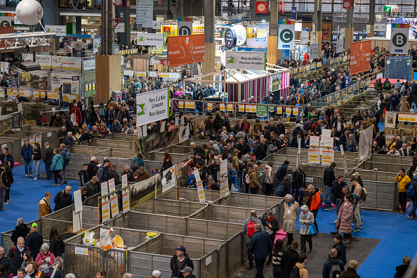 Salon de l'agriculture : la grande distribution a présenté ses "engagements", un "coup de communication" selon certains