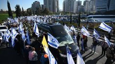 Israël : une foule le long des routes pour rendre hommage à Shiri Bibas et à ses deux enfants tués à Gaza