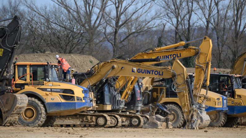 Des engins lourds, dont des pelleteuses, stationnés sur un chantier de l'A69. (ED JONES/AFP via Getty Images)