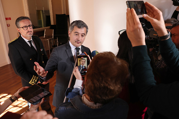 Le ministre français de la Justice Gérald Darmanin  s'adresse à la presse à Ajaccio, le 27 février 2025. Face à la « dérive mafieuse » qui sévit en Corse. (PASCAL POCHARD-CASABIANCA/AFP via Getty Images))