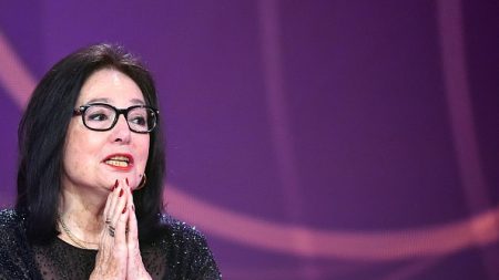 « Je suis très contente » : la chanson de Nana Mouskouri fait le buzz 48 ans plus tard, grâce à la série Netflix « Cassandra »