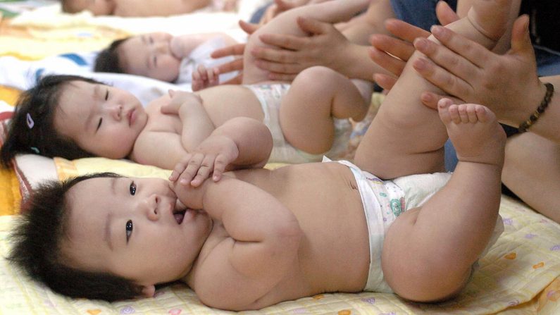 Des mères sud-coréennes massent leurs bébés lors d'un programme de formation dans un centre de santé publique à Séoul. Kim Jae-Hwan/AFP/Getty Images