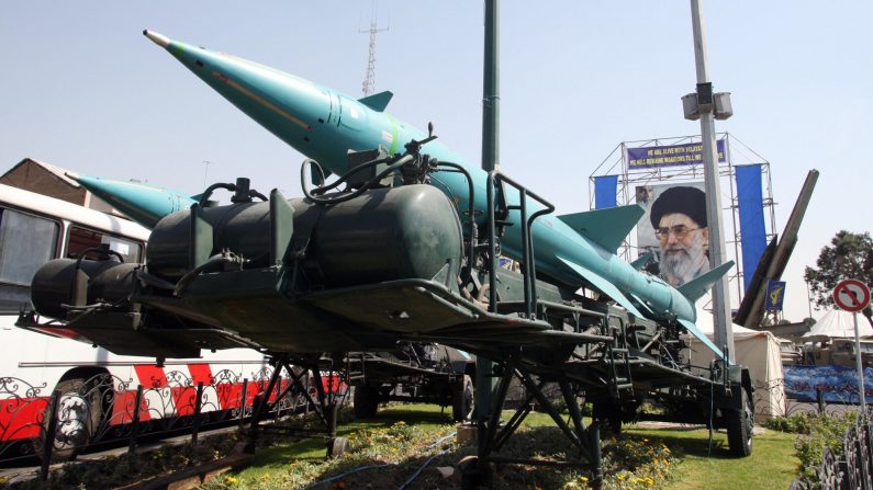 Deux missiles sol-air iraniens Sayyad-1 (à g.) et un missile Zelzal (à dr.) sont exposés, le 26 septembre 2007, devant un grand portrait du guide suprême iranien, l'ayatollah Ali Khamenei, sur une place au sud de Téhéran, à l'occasion de la "Semaine de la défense sacrée", qui commémore les huit années de guerre sanglante entre l'Iran et l'Irak. (ATTA KENARE/AFP via Getty Images)