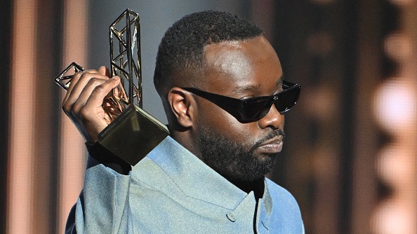 Le chanteur congolais Gims reçoit le prix du meilleur artiste masculin lors des 40e Victoires de la Musique, à la Seine Musicale de Boulogne-Billancourt, le 14 février 2025. (Photo BERTRAND GUAY/AFP via Getty Images)