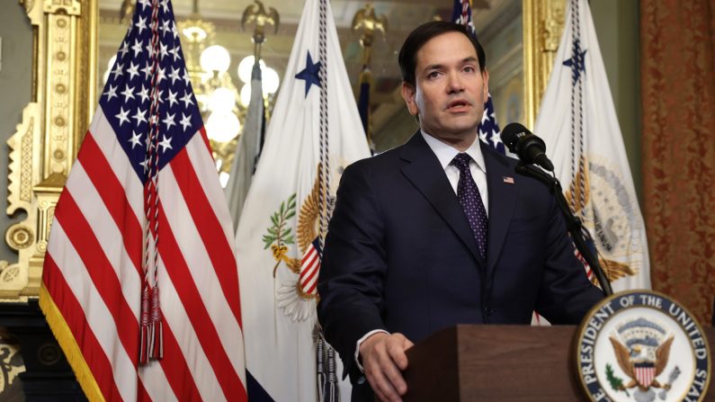 Le nouveau secrétaire d'État américain Marco Rubio s'exprime lors d'une cérémonie de prestation de serment dans le bureau du vice-président au Eisenhower Executive Office Building, le 21 janvier 2025 à Washington, DC. Marco Rubio a prêté serment en tant que 72e secrétaire d'État américain. (Alex Wong/Getty Images)