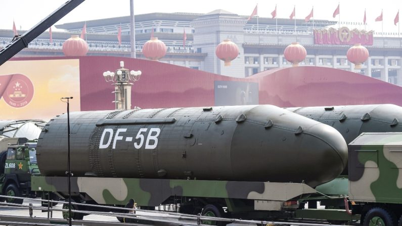 Des véhicules militaires transportant des missiles balistiques intercontinentaux DF-5B participent à un défilé militaire sur la place Tiananmen à Pékin, le 1er octobre 2019. (Greg Baker/AFP via Getty Images)