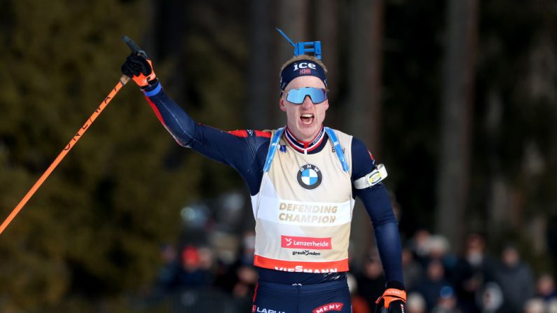 Johannes Boe, est devenu dimanche après-midi champion du monde de poursuite (12,5 km) à Lenzerheide (Suisse), une 12e médaille d'or individuelle qui fait de lui le biathlète le plus titré aux Mondiaux. (Photo : Alexander Hassenstein/Getty Images)