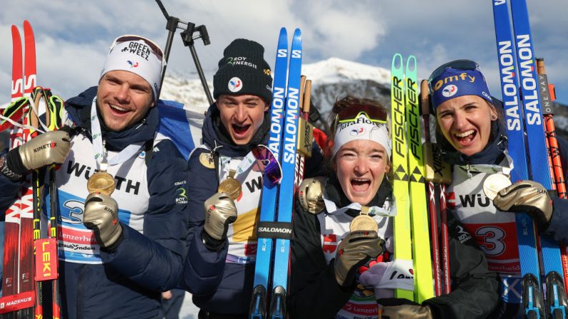 Comme en 2024, l'équipe de France de biathlon a décroché mercredi l'or mondial en relais mixte à Lenzerheide (Suisse), survolant l'épreuve à plus d'une minute de ses poursuivants. (Photo : FRANCK FIFE/AFP via Getty Images)