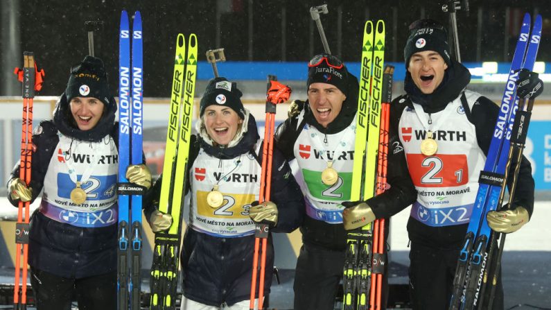 Julia Simon, Justine Braisaz-Bouchet, Quentin Fillon Maillet et Eric Perrot, le 7 février 2024 à Nove Mesto na Morave, en République tchèque. (Photo : Alex Grimm/Getty Images)