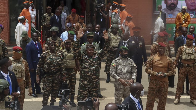 Le chef du gouvernement militaire du Niger, le général Abdourahamane Tiani (au c.), le colonel malien Assimi Goita ( 3e à dr.) et le capitaine burkinabé Ibrahim Traore (2e à dr.) arrivent à Niamey le 6 juillet 2024. Les chefs militaires du Burkina Faso, du Mali et du Niger sont entrés dans une nouvelle Confédération le 6 juillet 2024. (AFP via Getty Images)