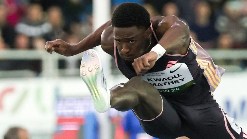 Just Kwaou-Mathey, médaillé de bronze du 60 mètres haies lors des Championnats du monde en salle l'hiver dernier, a réussi un retour tonitruant sur les haies hautes dimanche à Val-de-Reuil, dix mois après s'être rompu le tendu d'Achille. (Photo : DENIS CHARLET/AFP via Getty Images)