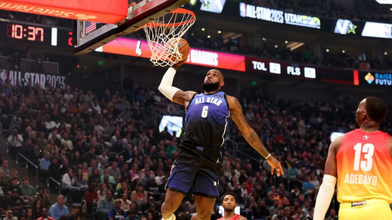 LeBron James dispute dimanche son 21e All-Star Game, un record, et figure toujours légitimement, à 40 ans, dans le gratin de la NBA, qui s'émerveille de sa longévité. (Photo : Tim Nwachukwu/Getty Images)