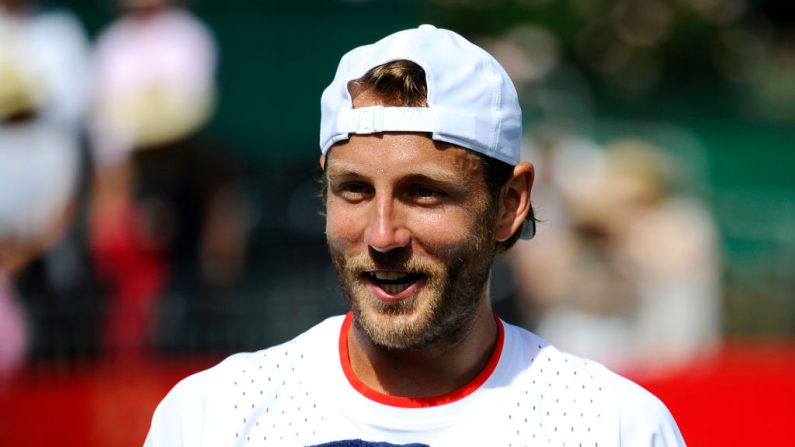 Lucas Pouille, victime d'une rupture du tendon d'Achille en plein match dimanche, a annoncé sur les réseaux sociaux avoir été opéré avec succès. (Photo : Alex Burstow/Getty Images)