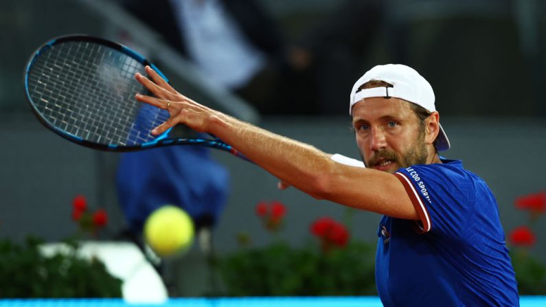 Victime d'une rupture du tendon d'Achille dimanche en finale du tournoi Challenger de Lille, qui lui a fait craindre une fin de carrière précipitée, le Français Lucas Pouille, espère désormais revenir sur le circuit "début 2026". (Photo : Clive Brunskill/Getty Images)