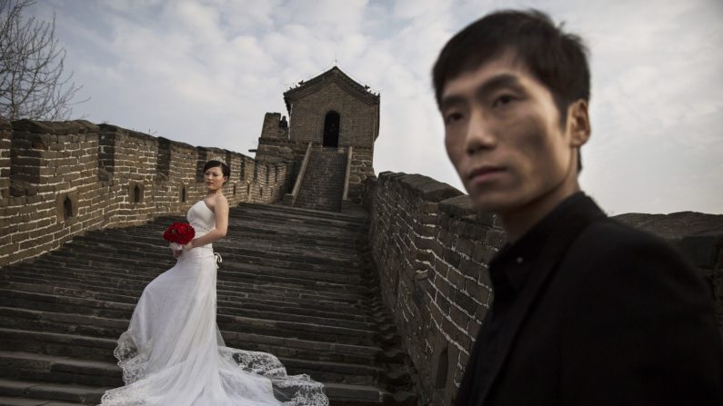 Une mariée pose pour une photo de mariage sur la Grande Muraille de Chine. (Kevin Frayer/Getty Images)