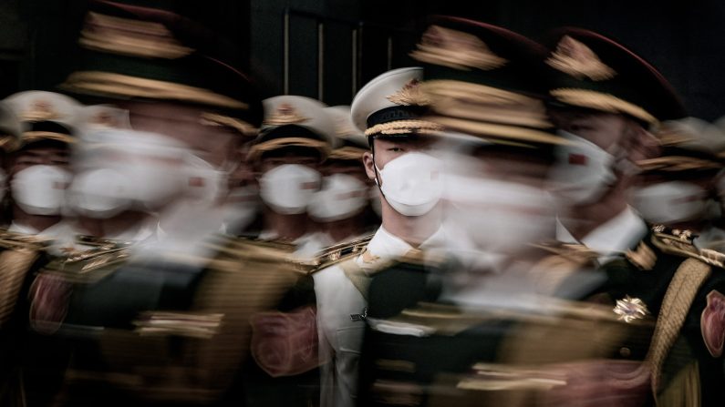 Des membres de la garde d'honneur chinoise défilent lors d'une cérémonie au Grand Hall du Peuple à Pékin, le 10 juillet 2023. (Andy Wong/POOL/AFP via Getty Images)