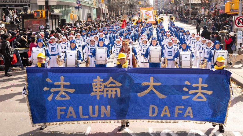 Des pratiquants du Falun Gong participent à la parade du Nouvel An chinois dans le quartier de Flushing, dans le Queens, à New York, le 1er février 2025, accompagnés par la fanfare Tianguo. (Larry Dye/Epoch Times)