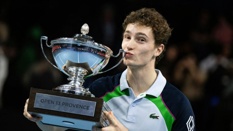 Comme en 2024, Ugo Humbert a remporté dimanche le tournoi ATP 250 de Marseille en battant en finale le Serbe Hamad Medjedovic en deux sets, 7-6 (7-4), 6-4, le N.1 français confirmant au passage son aisance en indoor. (Photo : MIGUEL MEDINA/AFP via Getty Images)