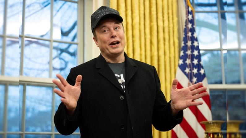 Elon Musk s'exprime dans le Bureau ovale de la Maison Blanche à Washington, DC, le 11 février 2025. (JIM WATSON/AFP via Getty Images)