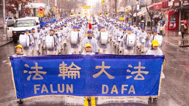 Le groupe Tianguo dirige la parade du Falun Gong à Brooklyn, New York, le 16 février 2025. (Larry Dye/Epoch Times)