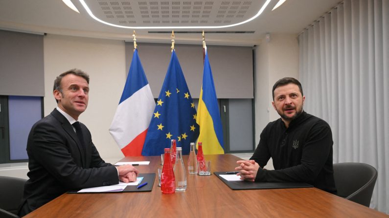 Le Président français Emmanuel Macron et le Président ukrainien Volodymyr Zelensky posent avant une réunion à Bruxelles, le 18 décembre 2024. (NICOLAS TUCAT/POOL/AFP via Getty Images)