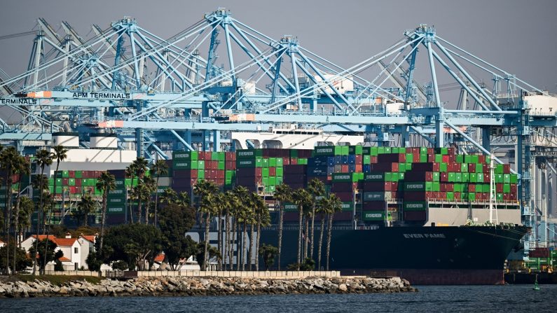 Des conteneurs d'expédition sont placés sur le porte-conteneurs Evergreen Ever Fame à quai dans un terminal à conteneurs du port de Los Angeles à Los Angeles, Californie, le 3 février 2025. (PATRICK T. FALLON/AFP via Getty Images)