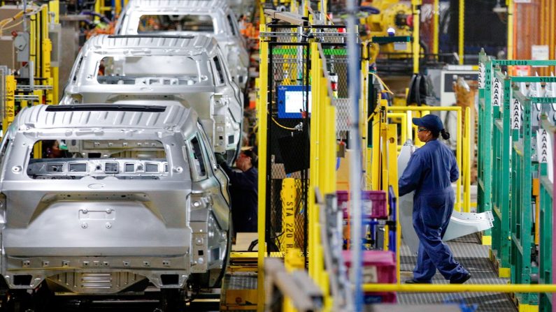 Des ouvriers assemblent des voitures dans l'usine d'assemblage de Ford à Chicago, le 24 juin 2019. (Jim Young/AFP via Getty Images)