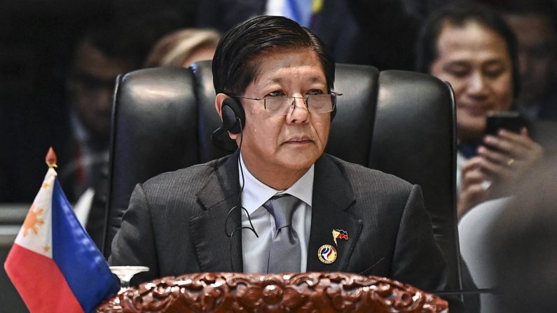 Le président philippin Ferdinand Marcos Jr assiste au 25e sommet ANASE-Corée du Sud lors des 44e et 45e sommets de l'Association des nations de l'Asie du Sud-Est (ANASE) à Vientiane, le 10 octobre 2024. (NHAC NGUYEN/AFP via Getty Images)