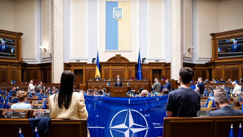 Le secrétaire général de l'OTAN de l'époque, Jens Stoltenberg (au c), s'adresse aux législateurs ukrainiens au parlement lors de sa visite à Kiev, en Ukraine, le 29 avril 2024. (Andrii Nesterenko/AFP via Getty Images)