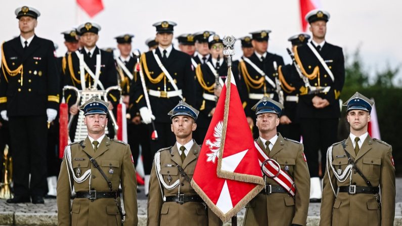 Des soldats de la garde d'honneur polonaise montent la garde lors d'une cérémonie marquant le 85e anniversaire du début de la Seconde Guerre mondiale sur la péninsule de Westerplatte à Gdansk, le 1er septembre 2024. (MARCIN GADOMSKI/AFP via Getty Images)