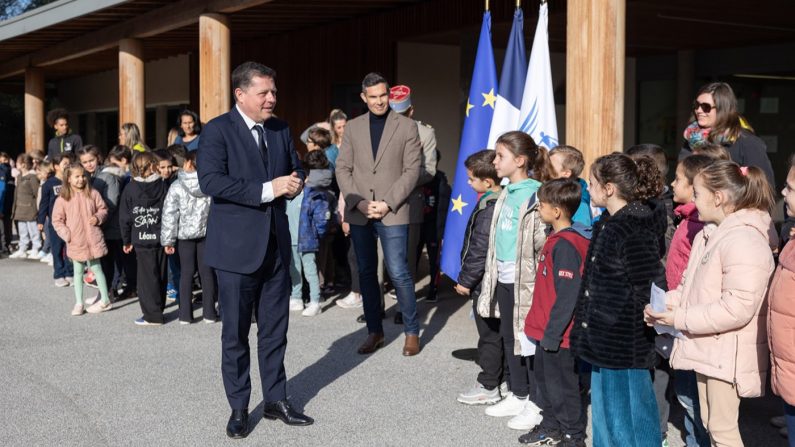 Lundi 10 février, Centre de loisirs de l’Estérel, première cérémonie de montée des couleurs et d’apprentissage de La Marseillaise, Saint-Raphaël. (Crédit photo Franck Cluzel ville-saintraphael.fr)