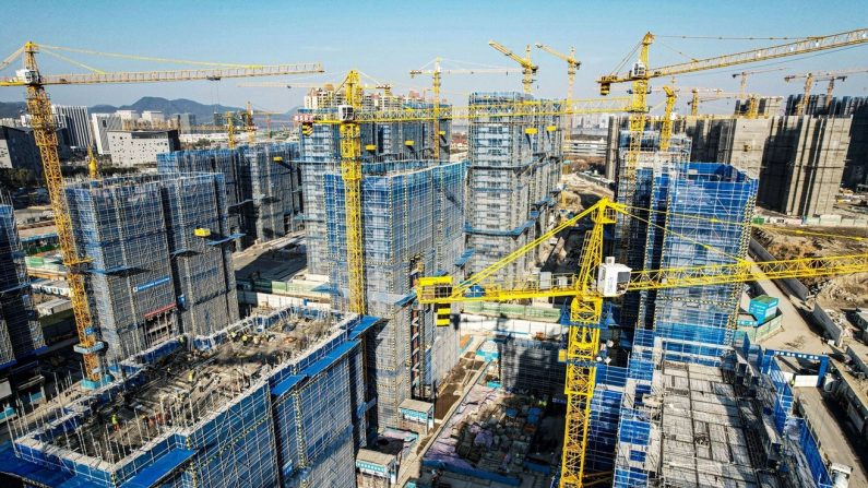 Des immeubles en cours de construction par le promoteur immobilier chinois Vanke à Hangzhou, dans la province du Zhejiang (Est de la Chine), le 15 mars 2024. (STR/AFP via Getty Images)