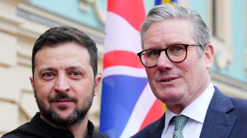 Le Premier ministre britannique Sir Keir Starmer (à d.) rencontre le président ukrainien Volodymyr Zelensky à son arrivée pour une réunion à Kiev, Ukraine, le 16 janvier 2025. (Carl Court/Pool/AFP via Getty Images)