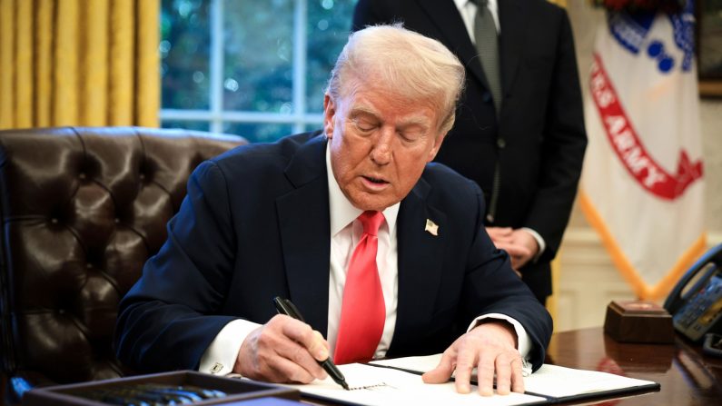 Le président Donald Trump signe un décret dans le bureau ovale de la Maison-Blanche à Washington le 25 février 2025. (Alex Wong/Getty Images)