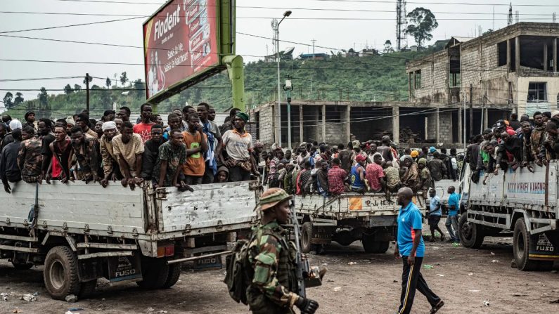 Des hommes faisant partie des quelque 2400 soldats congolais qui se sont rendus en masse aux rebelles du M23 sont chargés dans des camions pour être emmenés vers un lieu inconnu du stade de l'Unité à Goma, en République démocratique du Congo, le 30 janvier 2025. Daniel Buuma/Getty Images