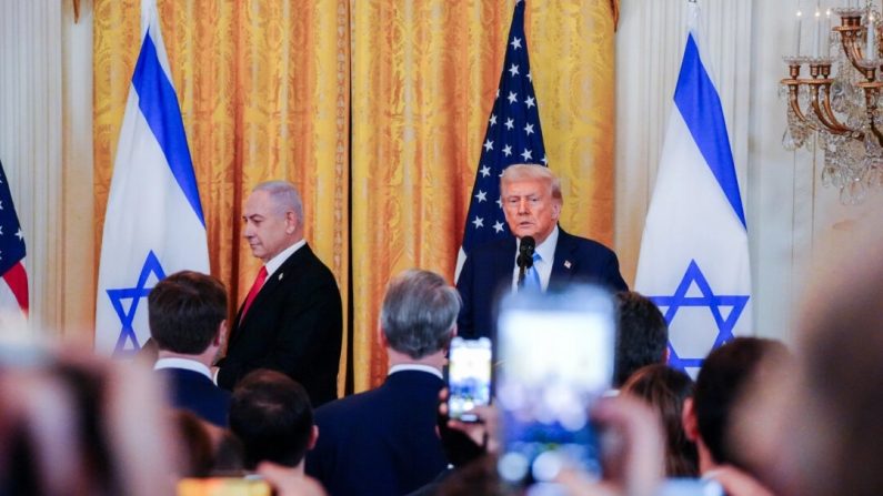 Le Premier ministre de l'État d'Israël, Benjamin Netanyahu, et le président américain Donald Trump arrivent pour une conférence de presse à la Maison-Blanche à Washington, le 4 février 2025. Madalina Vasiliu/Epoch Times