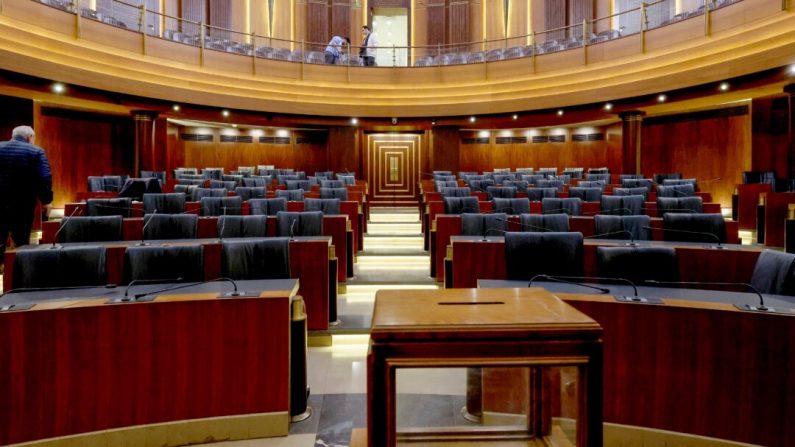 Des membres du personnel préparent la chambre principale du Parlement et installent une urne avant une session parlementaire pour élire un président, à Beyrouth le 8 janvier 2025. (Anwar Amro/AFP via Getty Images)