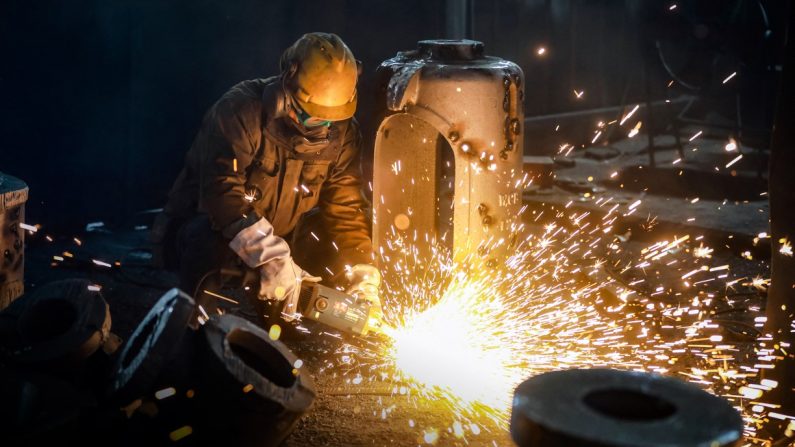 Un employé travaille sur une coulée d'acier dans une usine à Hangzhou, dans la province de Zhejiang, en Chine, le 17 janvier 2024. STR/AFP via Getty Images