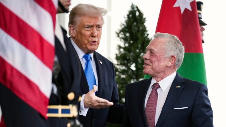 Le président Donald Trump salue le roi de Jordanie Abdullah II bin Al-Hussein (Droite) à son arrivée à la Maison-Blanche le 11 février 2025. Andrew Harnik/Getty Images