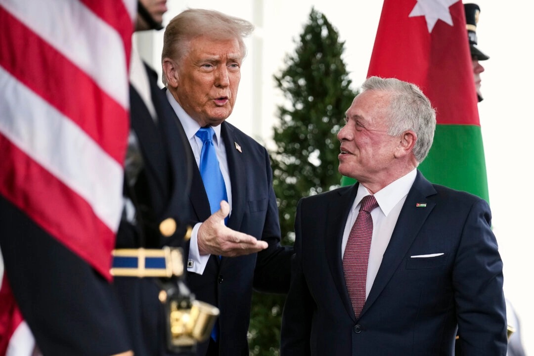 Donald Trump évoque de prendre le contrôle de Gaza et de relocaliser la population, lors de sa rencontre avec le roi Abdallah de Jordanie