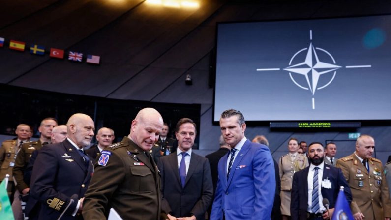 Le secrétaire général de l'OTAN, Mark Rutte (au c.), et le secrétaire américain à la Défense, Pete Hegseth (au c. à dr.), discutent avant le début de la réunion des ministres de la Défense de l'OTAN au siège de l'OTAN, à Bruxelles, le 13 février 2025. (SIMON WOHLFAHRT/AFP via Getty Images)