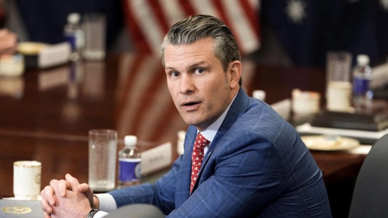 Le secrétaire à la Défense Pete Hegseth au Pentagone à Arlington (Virginie) le 7 février 2025. (Oliver Contreras/AFP via Getty Images)