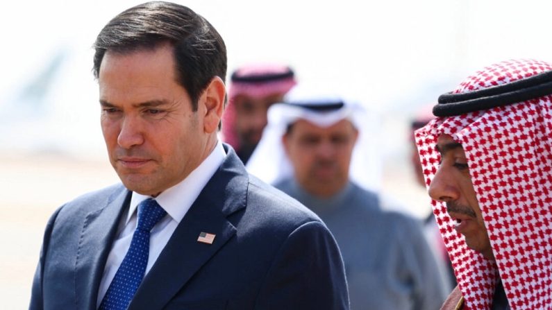 Le secrétaire d'État américain Marco Rubio est reçu par le vice-ministre saoudien du protocole, Abdulmajeed al-Smari, à son arrivée à l'aéroport international King Khalid de Riyad, le 17 février 2025. Evelyn Hockstein/AFP via Getty Images