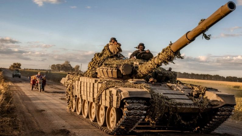 Des militaires ukrainiens utilisent un char T-72 de fabrication soviétique dans la région de Sumy, près de la frontière avec la Russie, le 12 août 2024. (Roman Pilipey/AFP via Getty Images)